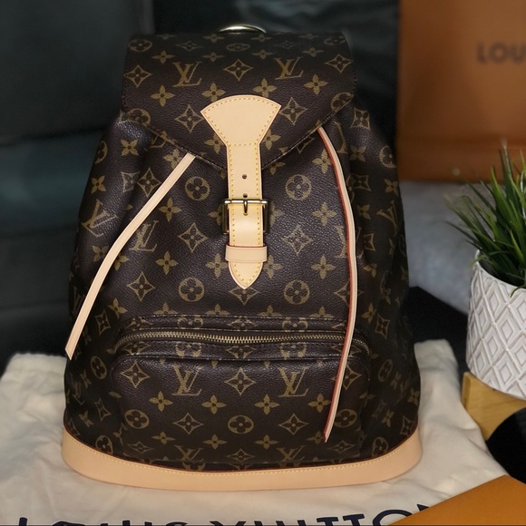 WHAT'S IN MY BAG - Louis Vuitton Backpack - Montsouris GM